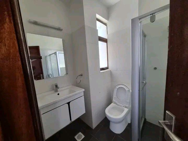 4BR townhouse for rent (all ensuite) with SQ, garden, pool, solar detail 4