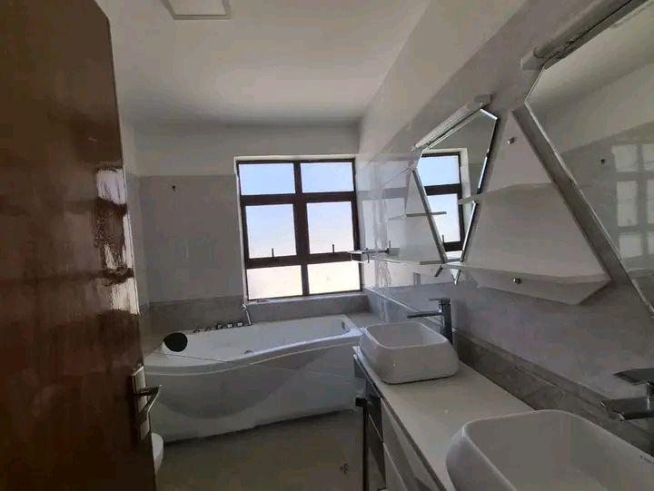 4BR townhouse for rent (all ensuite) with SQ, garden, pool, solar detail 5